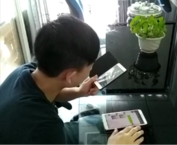 科颐办公工程师在用视频教客户处理问题，客户在师傅的指导下自己动手查检配件