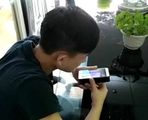科颐办公工程师在用视频教客户处理问题，客户在师傅的指导下测试处理完的效果
